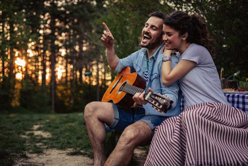 How to Set Up a Romantic Picnic?