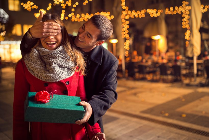 What Can Be the Best Romantic Christmas Gifts for Wife?